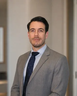 Joakim Jaksen — synlighetsstrateg på Synlighetsverket, porträtt med bakgrund